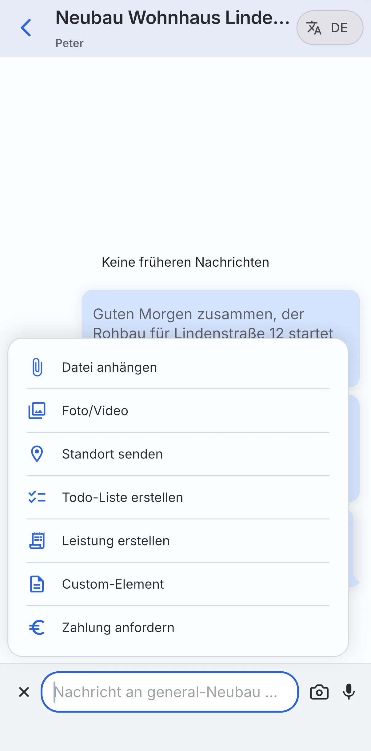 Skava: das Plus-Menü im Chat mit Foto und Video, Datei, Umfrage, den Belegen und den Vorlagen der eigenen Firma