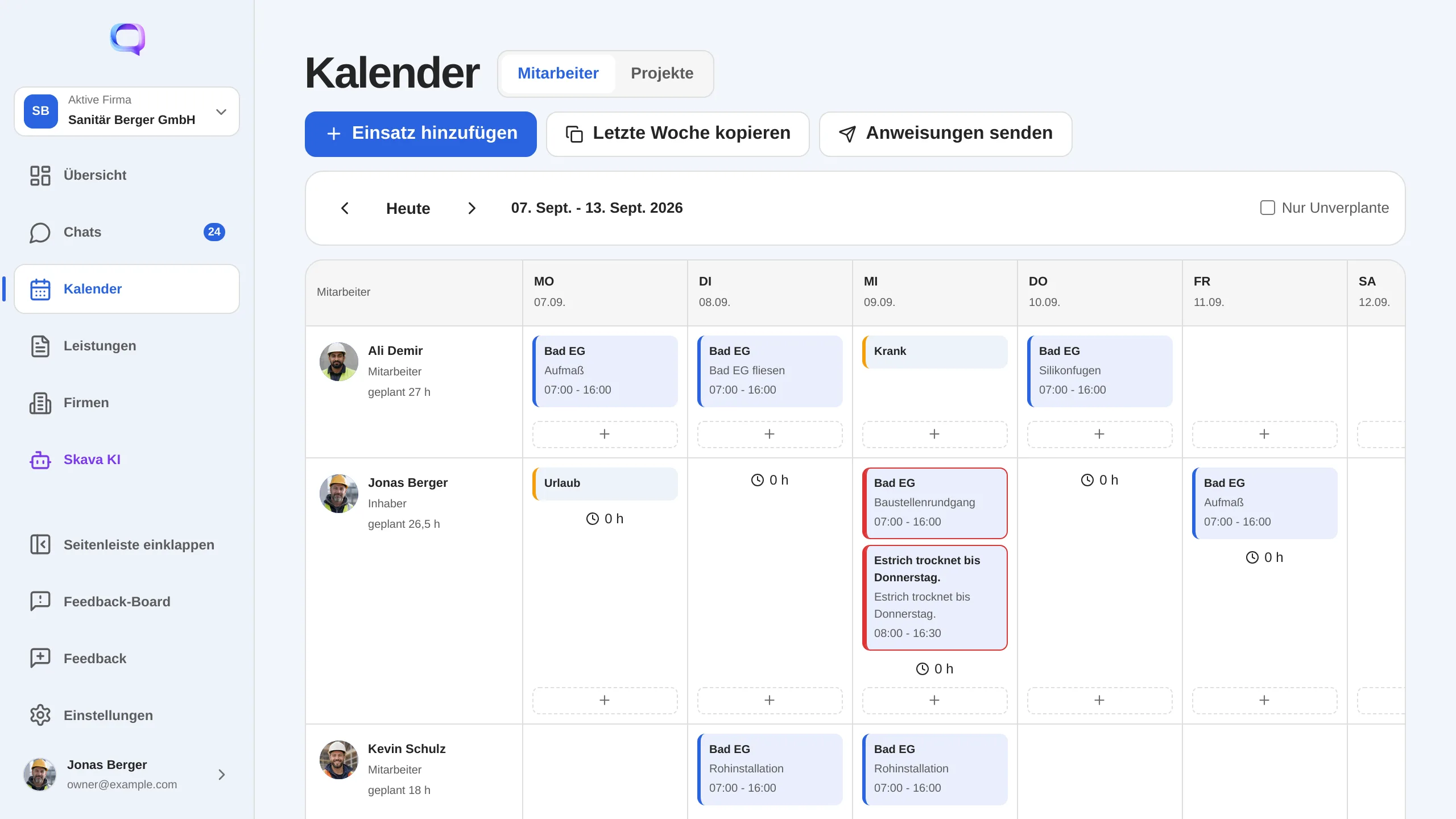 Skava Webapp: der Wochenplan mit einer Zeile je Mitarbeiter, geplanten Einsätzen und den erfassten Stunden je Tag