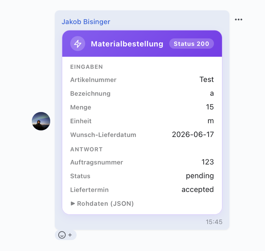 Skava-Webapp: Ergebniskarte der API-Aktion Materialbestellung im Chat mit Status 200, den eingegebenen Werten und der Backend-Antwort (Auftragsnummer, Status, Liefertermin) sowie ausklappbaren Rohdaten.