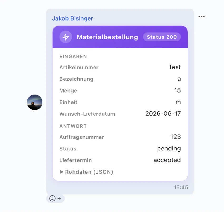 Skava-Webapp: Ergebniskarte der API-Aktion Materialbestellung im Chat mit Status 200, den eingegebenen Werten und der Backend-Antwort (Auftragsnummer, Status, Liefertermin) sowie ausklappbaren Rohdaten.