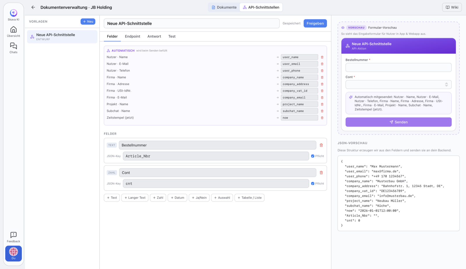 Skava-Webapp: Reiter Felder einer API-Schnittstelle. Oben die automatisch mitgesendeten Kontextwerte (Nutzer-Name, Firma, Projekt …), darunter die eigenen Felder mit JSON-Key, rechts die Formular-Vorschau und die Live-JSON-Vorschau.