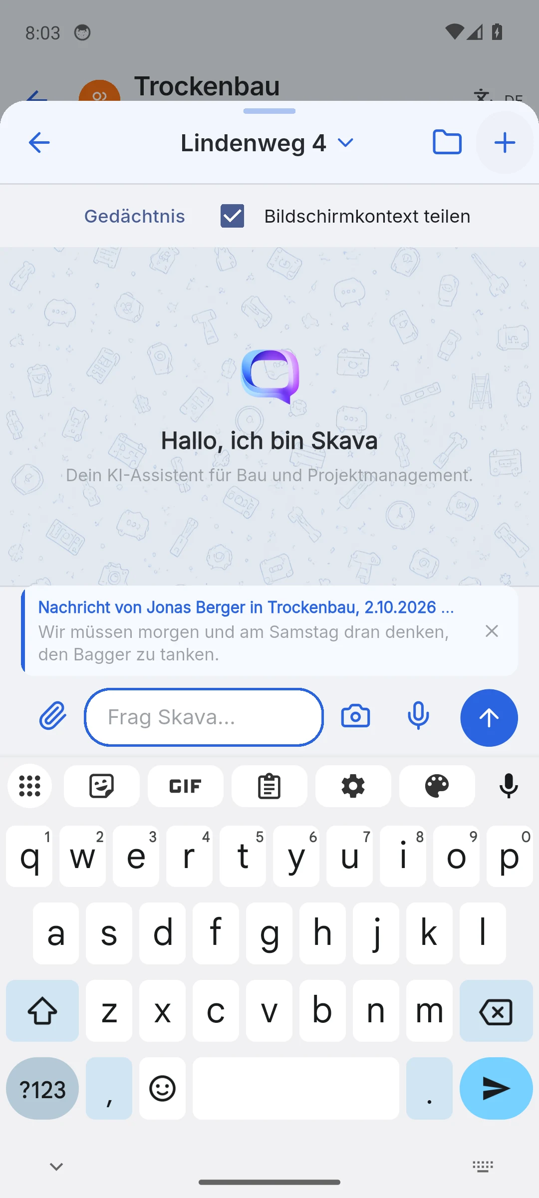 Skava Mobile-App: Assistent mit Zitatkarte über dem Eingabefeld Frag Skava