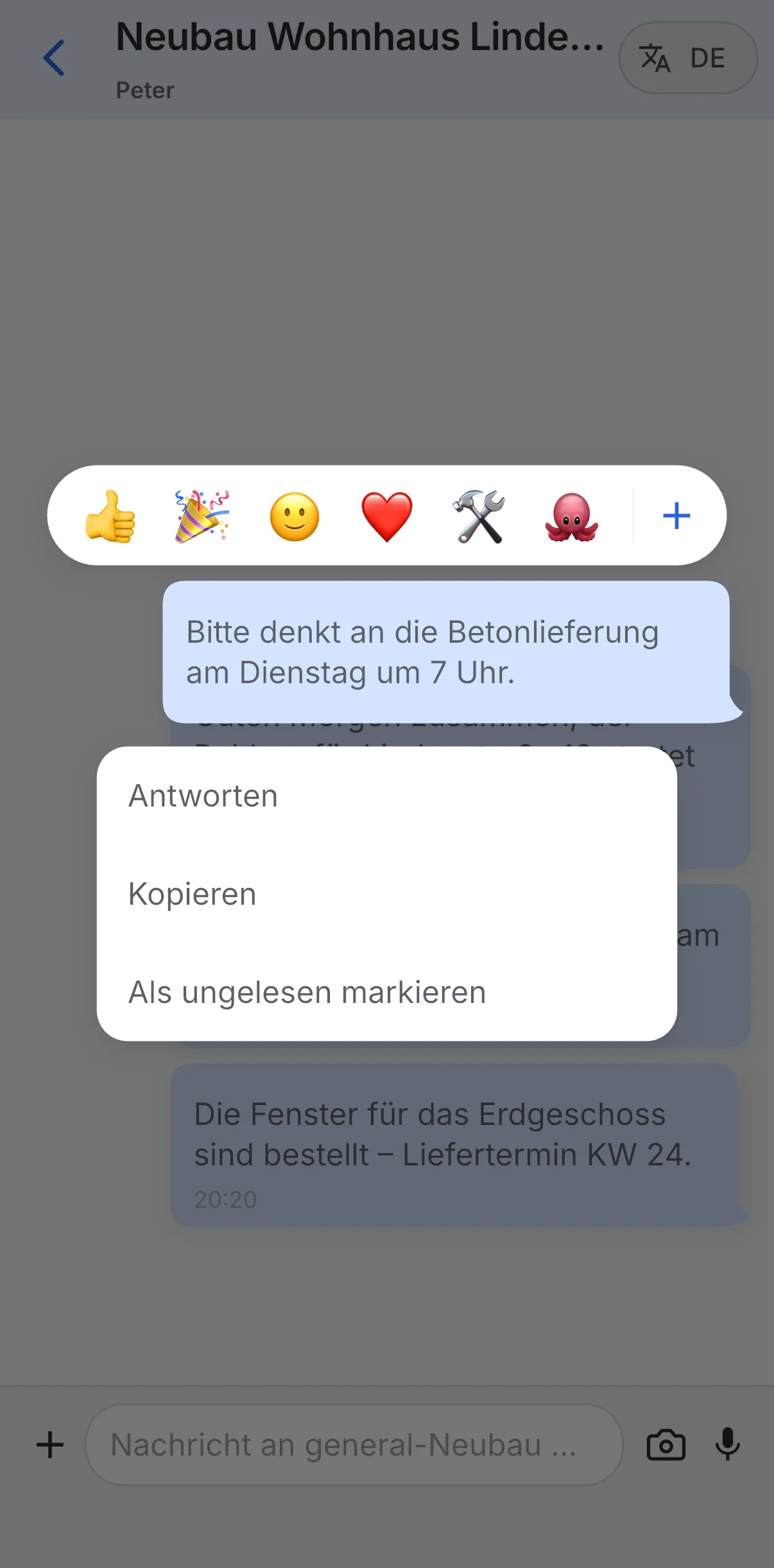 Skava: Kontextmenü einer Nachricht nach langem Tippen mit Emoji-Reaktionsleiste und den Aktionen Antworten, Kopieren, Als ungelesen markieren